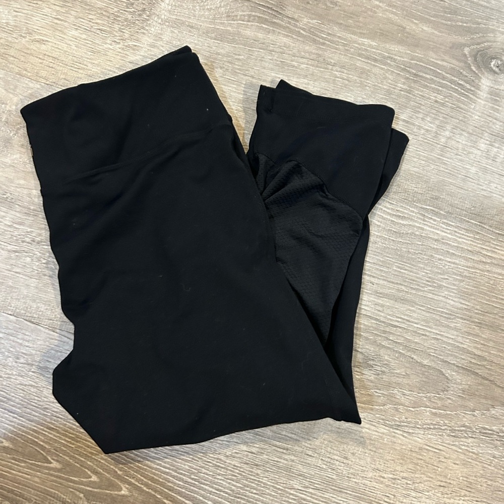 GAP Fit size medium black capri leggings with peek a boo legs